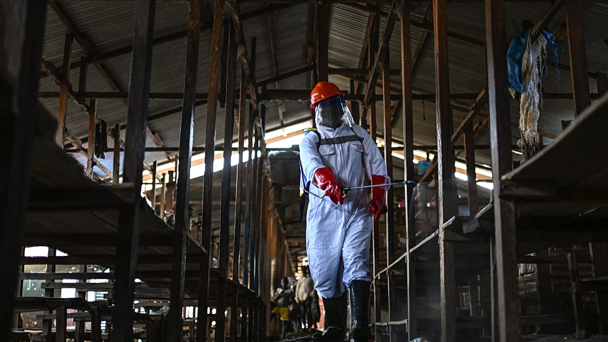 Uganda fecha fronteira com RD Congo após aumento de casos de Ébola raro