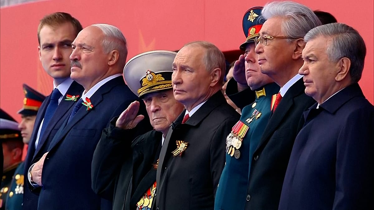 Putin assiste ao desfile do Dia da Vitória em Moscou