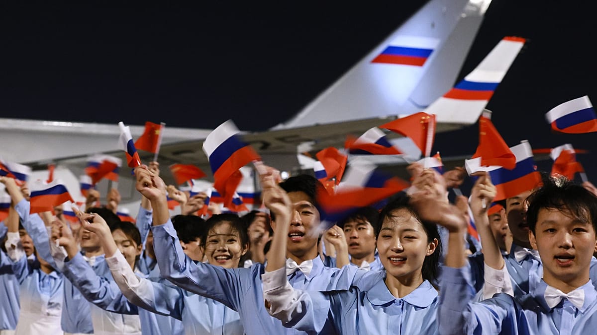Putin visita China e é recebido por jovens em Pequim