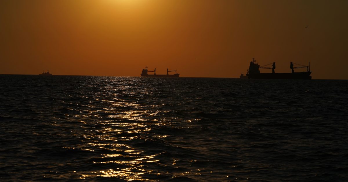 Marinheiros retidos no estreito: drama em zona de guerra