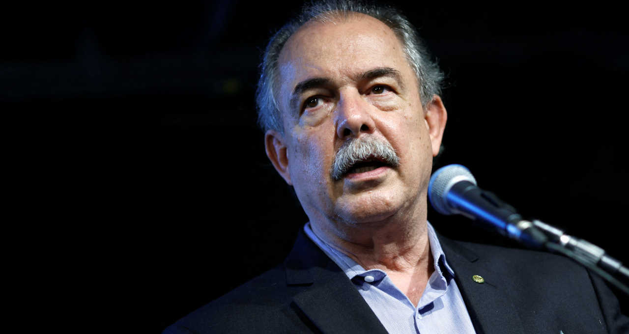 Mercadante confirma venda de ações da Petrobras pelo BNDES em maio