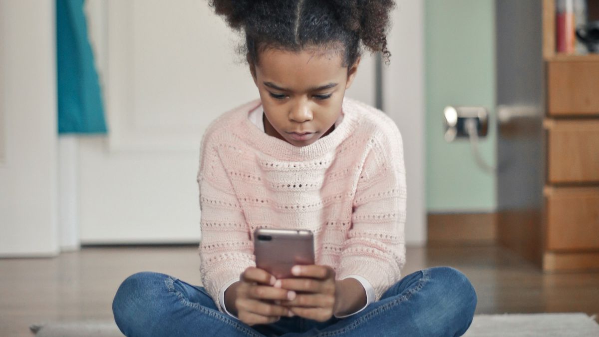 Celular faz mal para criança? Veja o que dizem os especialistas