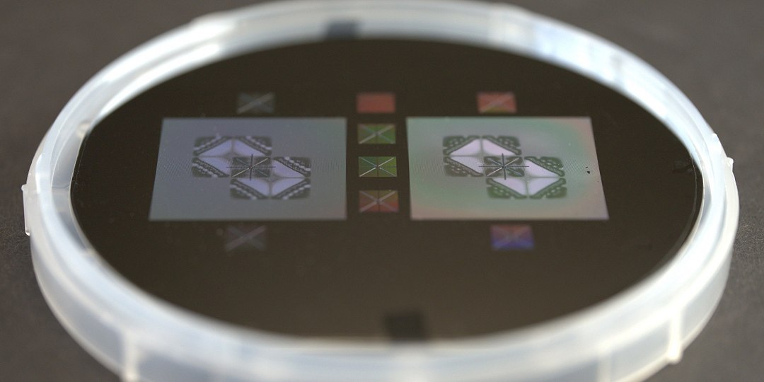 Metamaterial guia ondas mecânicas por trajetórias predefinidas