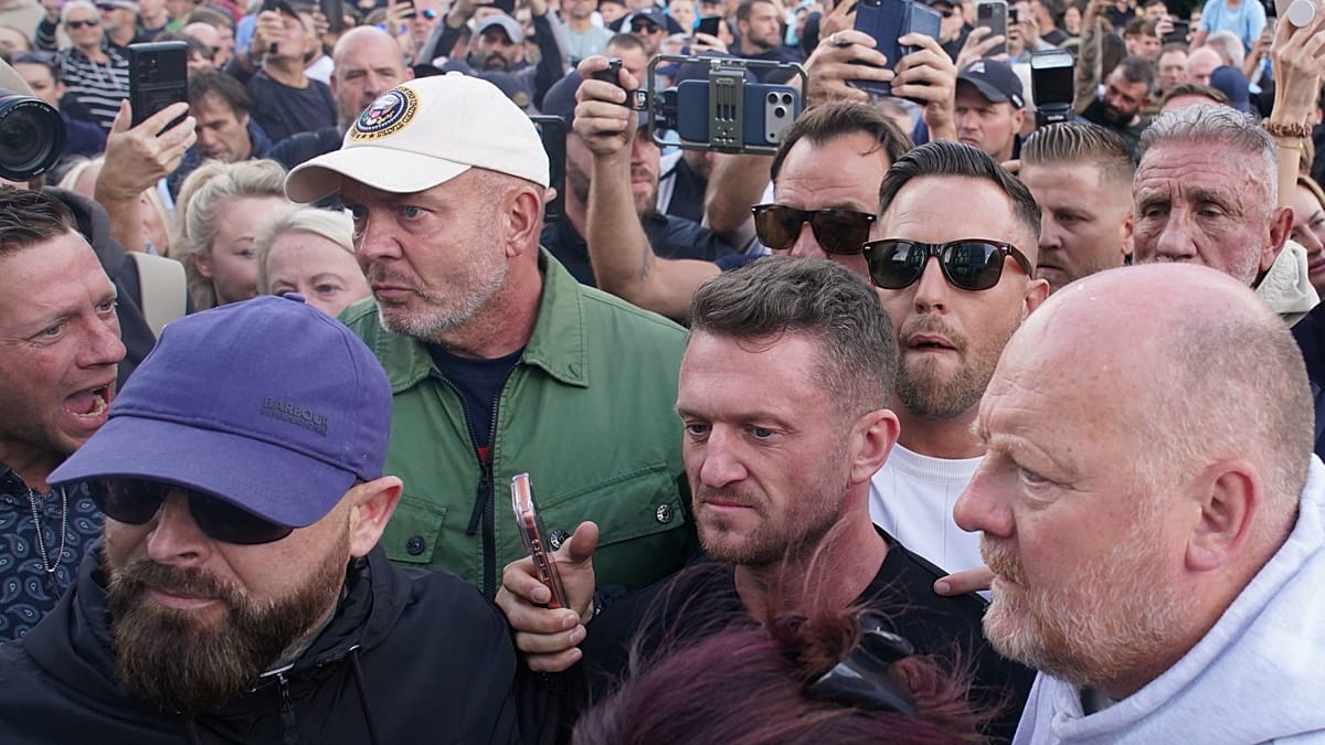 Protesto em Southampton: confronto com polícia após morte de estudante