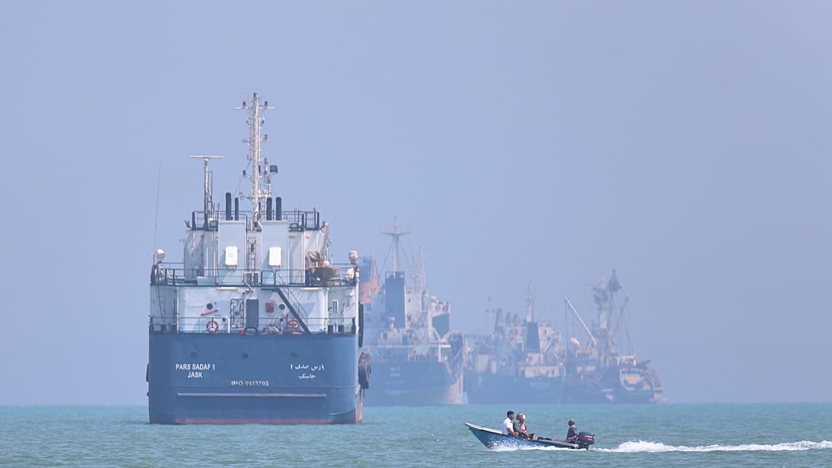 Estreito de Ormuz: navio de carga é atingido após avisos do Irã