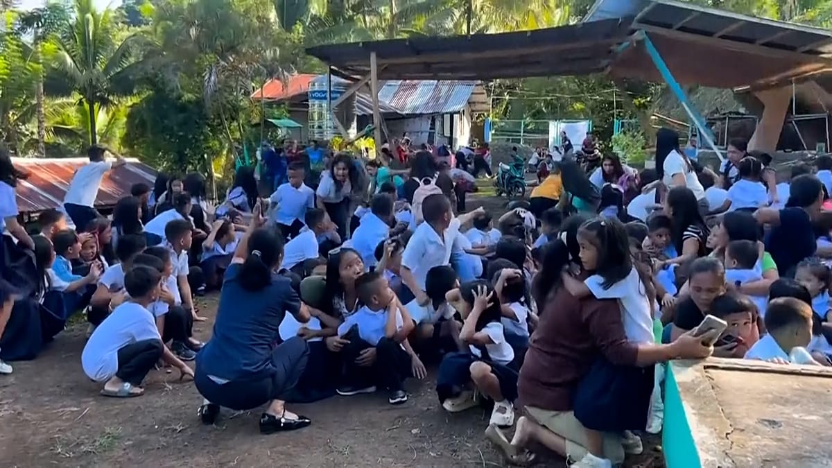 Terremoto nas Filipinas: cobertura desaba e alunos fogem