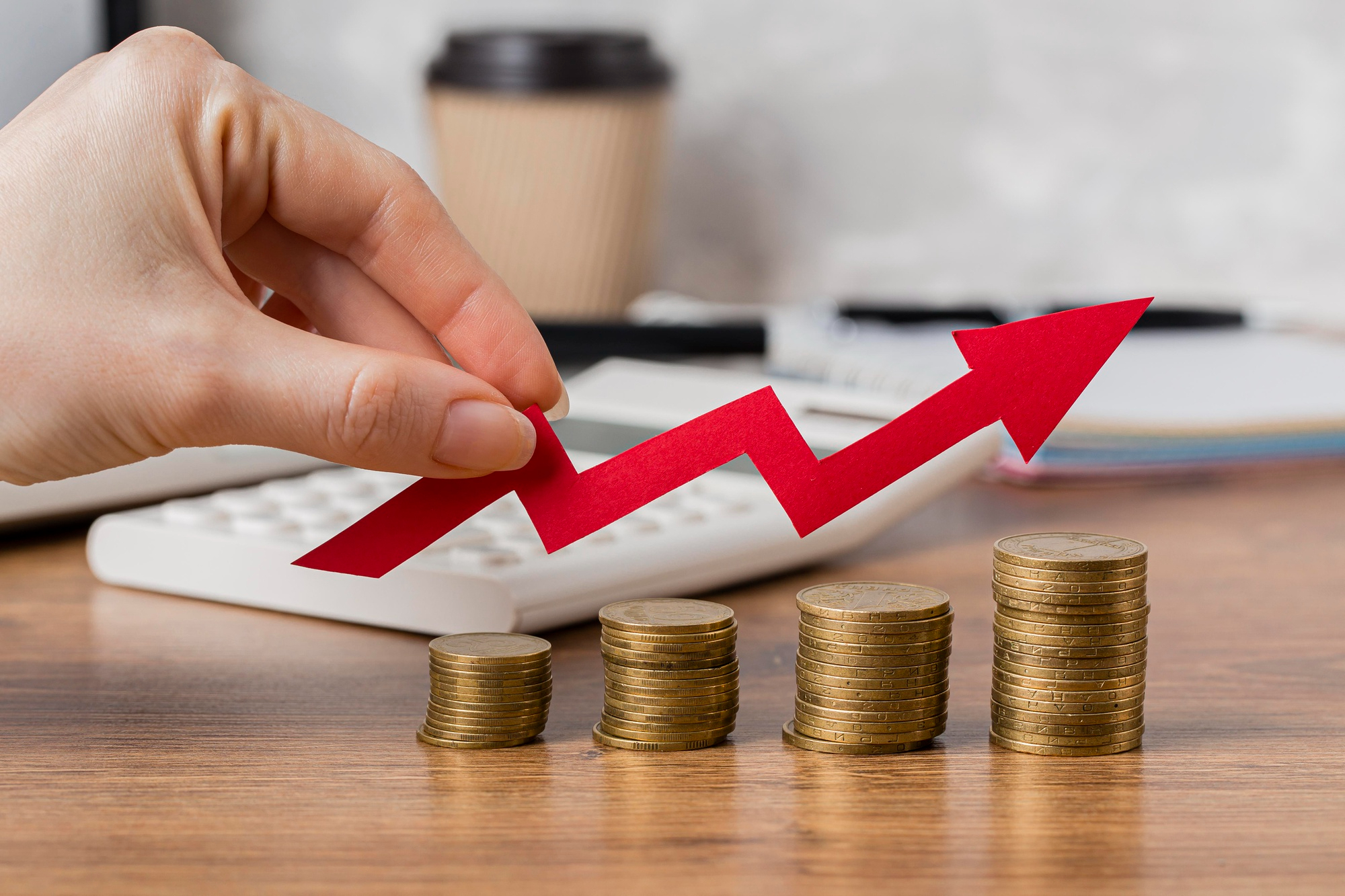 XP eleva projeção da Selic para 14% e inflação a 5,3% em 2026