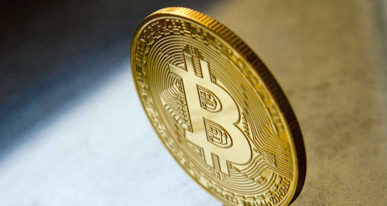Bitcoin e Ethereum tentam recuperação, mas semana é de perdas