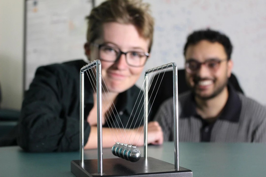 Pêndulo de Newton fotônico acelera a computação quântica