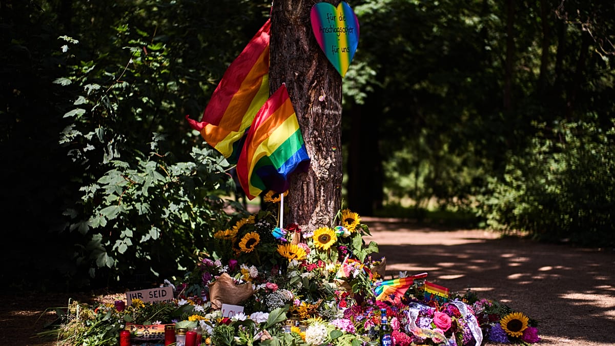 Homenagem às vítimas do ataque ao orgulho em Berlim