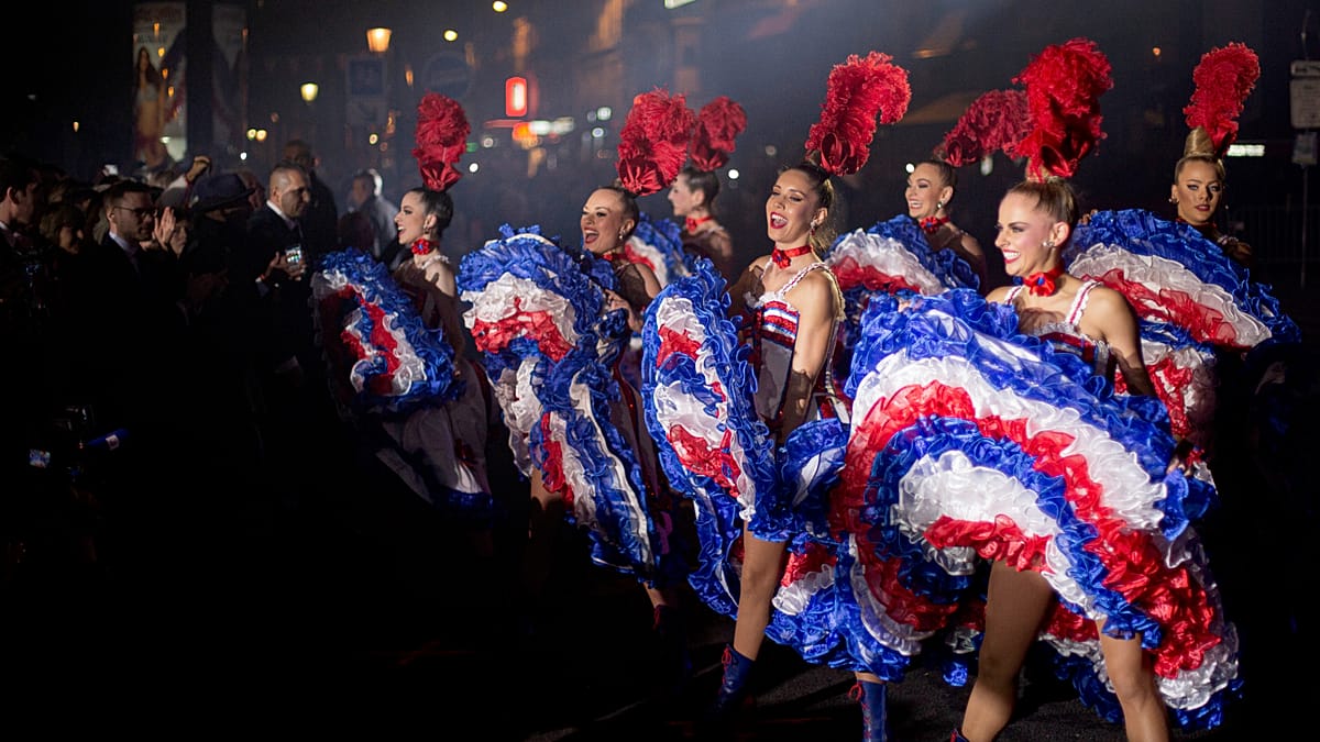 Bailarinas do Moulin Rouge encantam na final do Tour em Paris