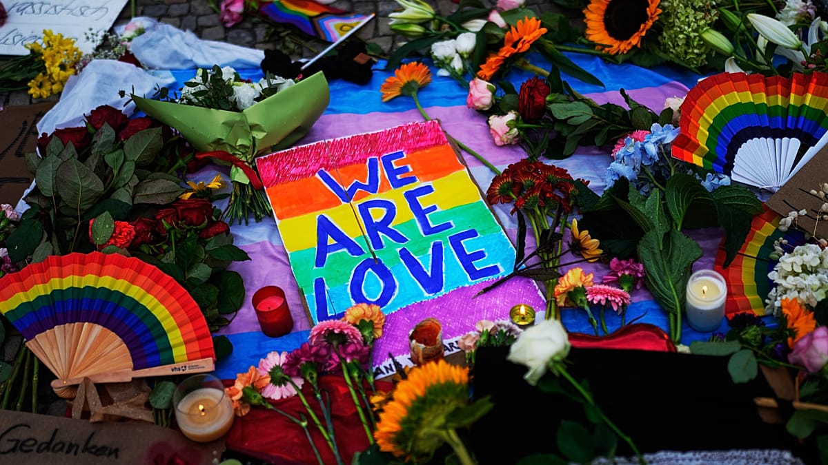 Flores e velas em Berlim após ataque a evento do orgulho