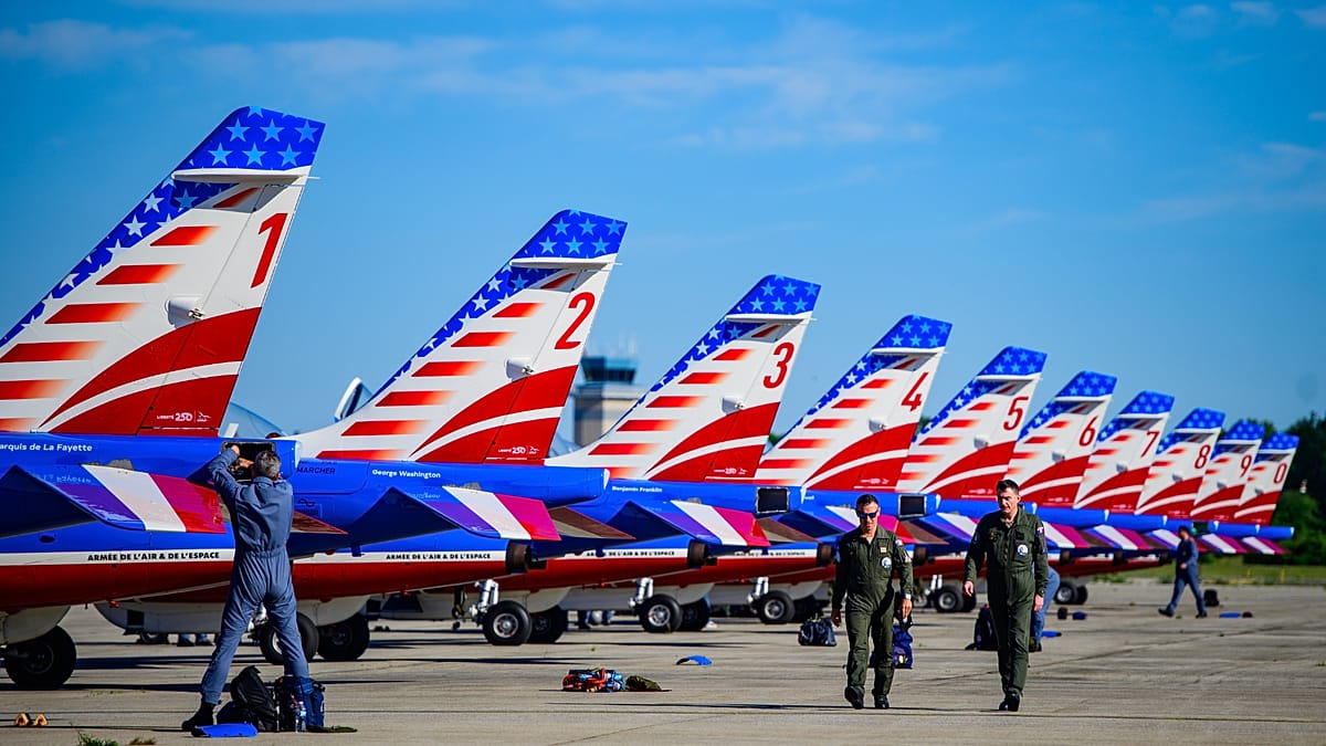 Patrouille de France sobrevoa Nova Iorque em aniversário dos EUA