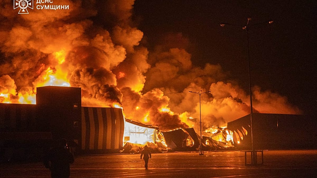 Ataque de drone em Sumy provoca grande incêndio em centro comercial