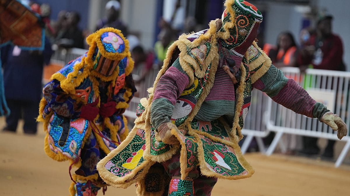 Milhares se reúnem no Festival de Máscaras de Porto-Novo, Benim