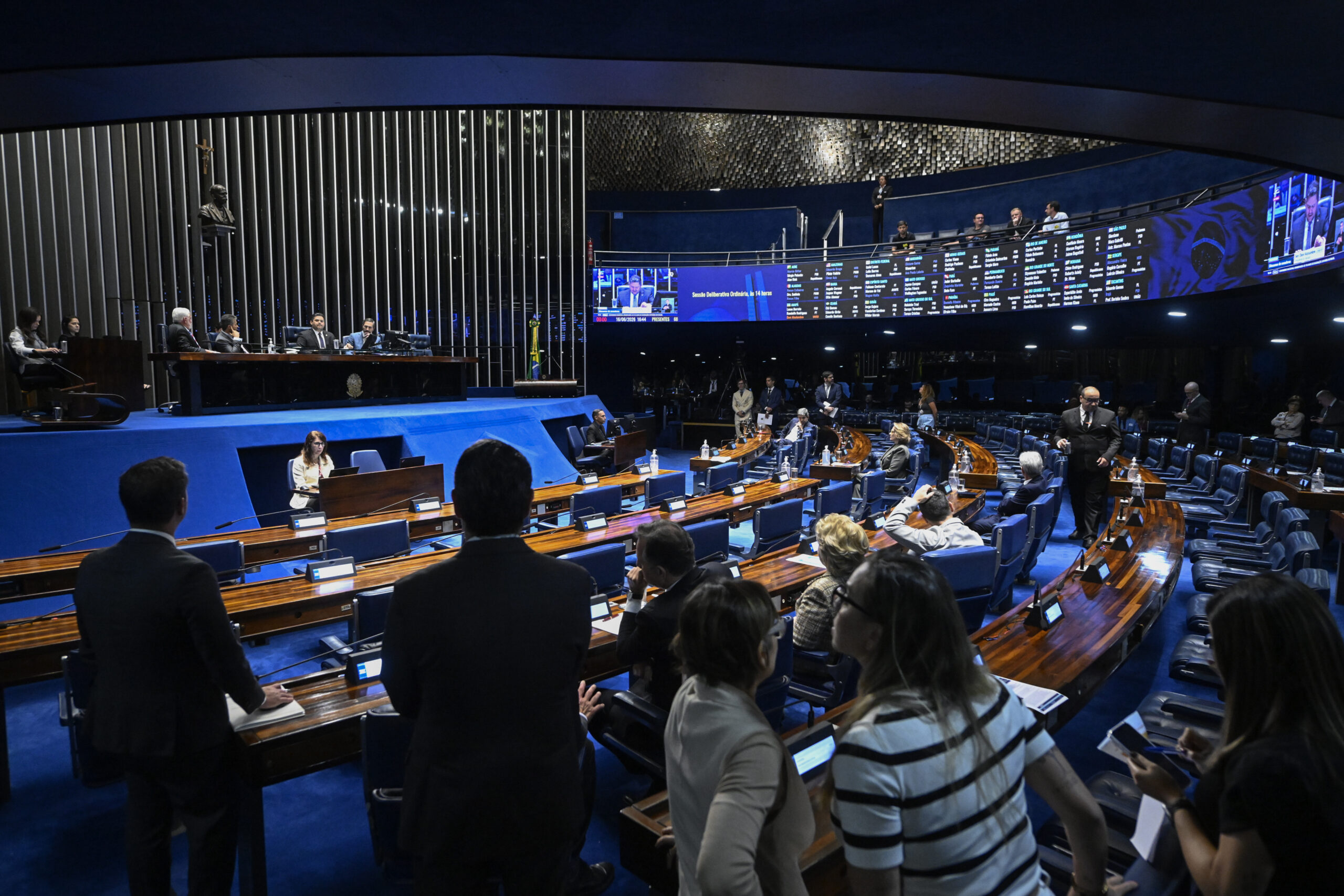Senado aprova PEC dos agentes de saúde; governo cogita STF