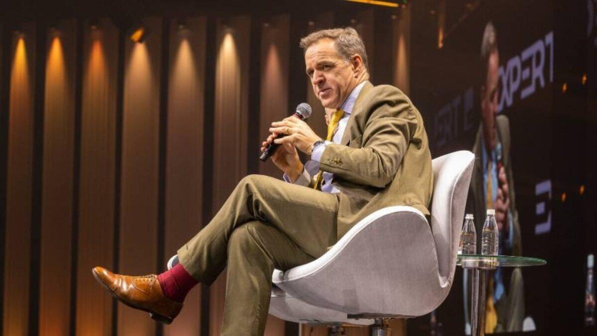 Niall Ferguson diz que Brasil está condenado a ficar no meio