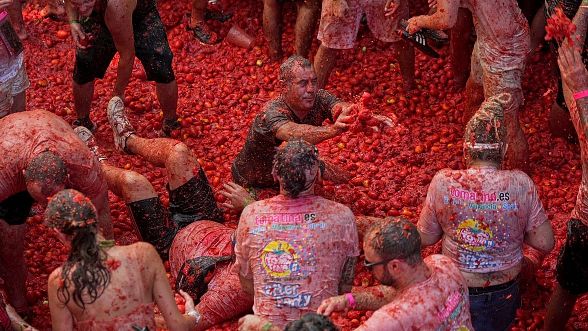 Tomatina 2026: Espanha pinta Buñol de vermelho