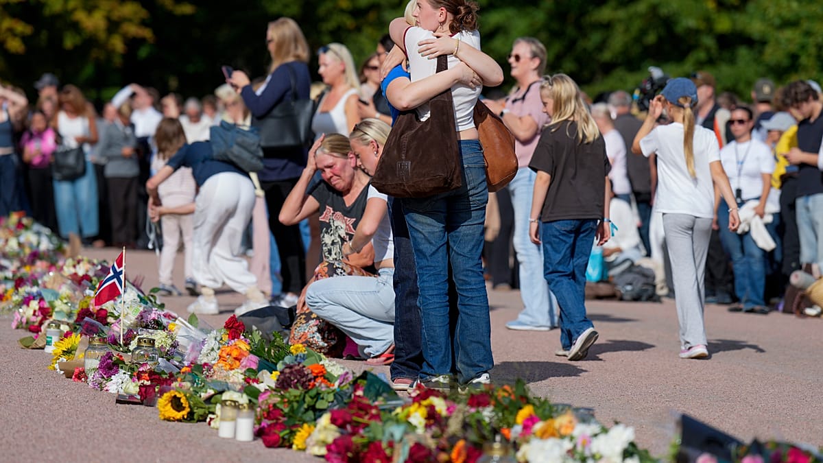 Centenas apoiam rei Harald V em Oslo