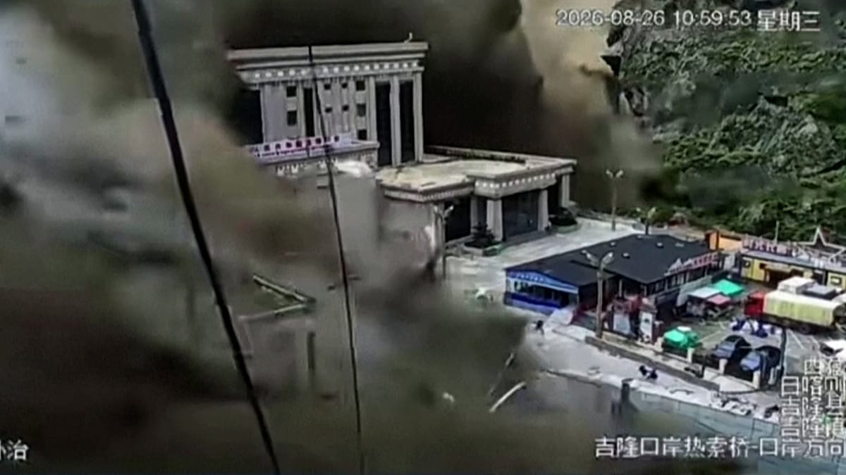 Vídeo mostra enxurrada de lama invadindo porto de Gyirong