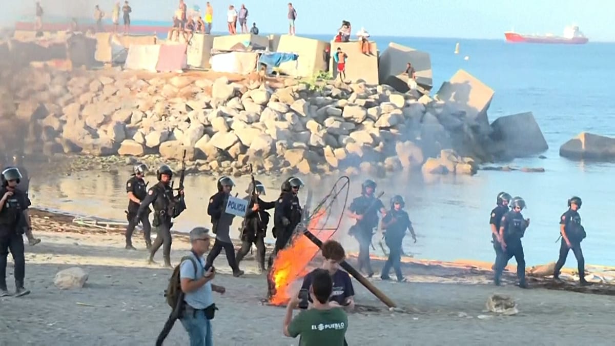 Confrontos em Ceuta: manifestantes e polícia