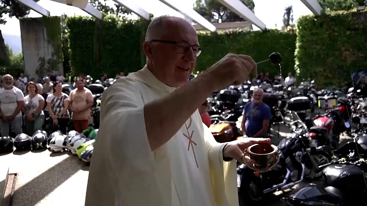 Itália: 200 motociclistas recebem bênção das motas em Castel Gandolfo