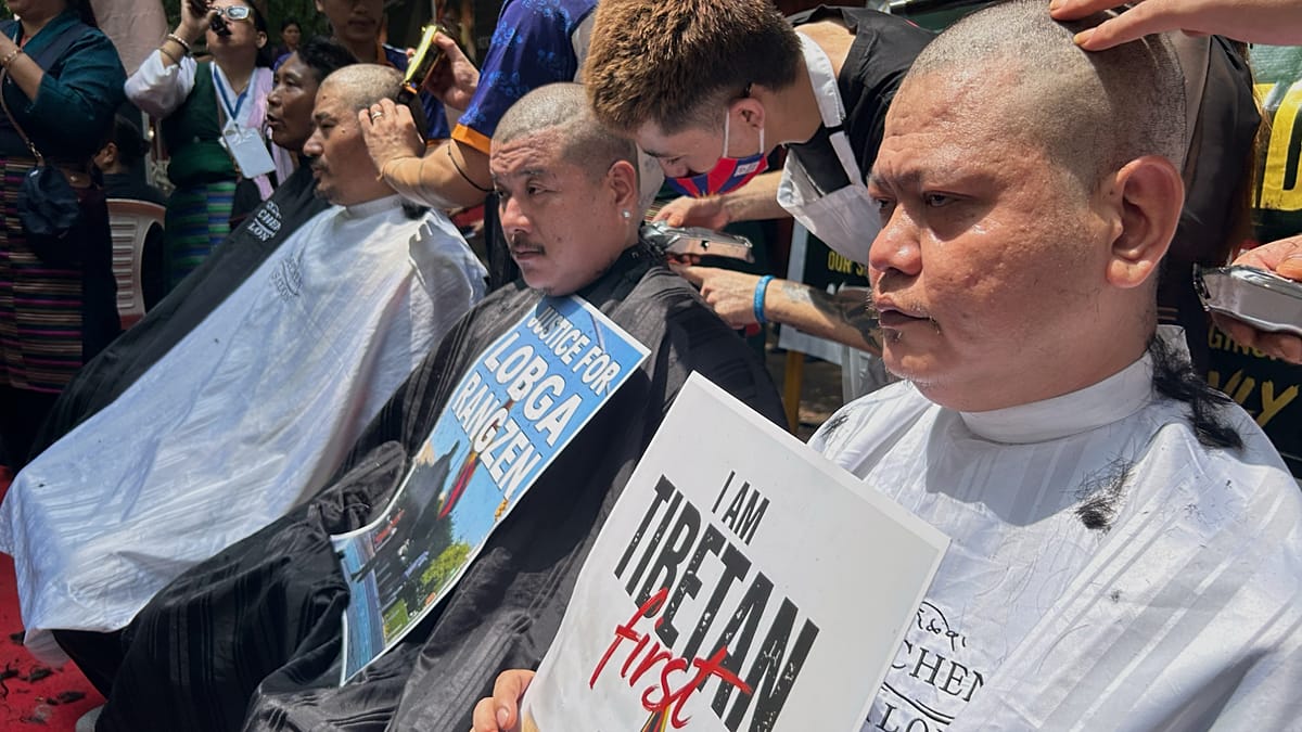 Tibetanos protestam em Nova Deli com cabeças rapadas e orações