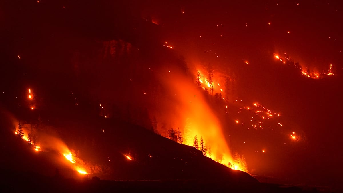 Milhares fogem de incêndio florestal na Colúmbia Britânica