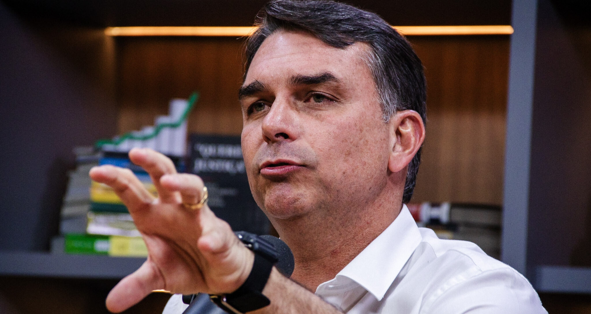 Flávio Dark Horse: senador evita detalhar contratos