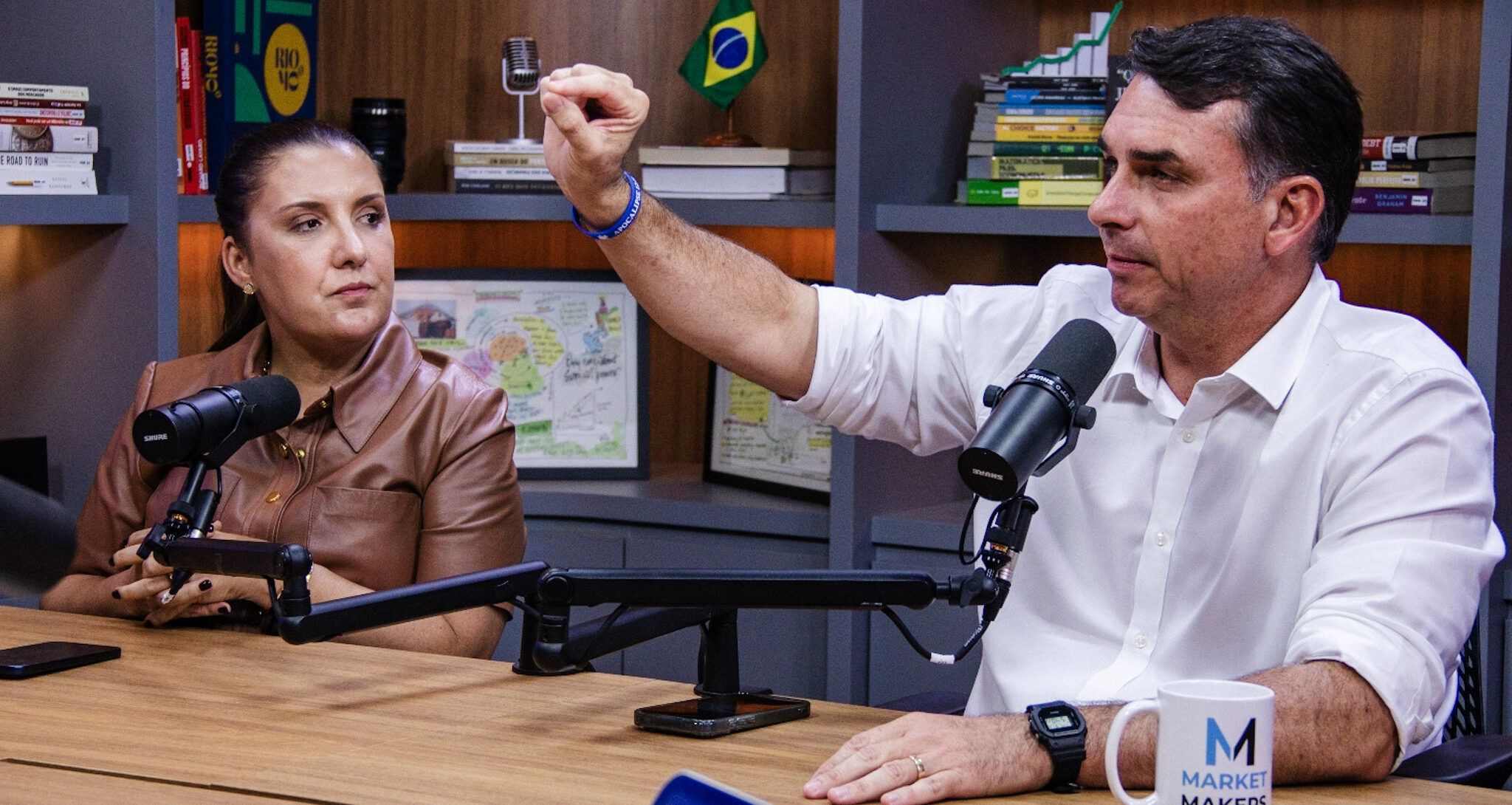 Flávio Bolsonaro anuncia equipe amanhã na Globo
