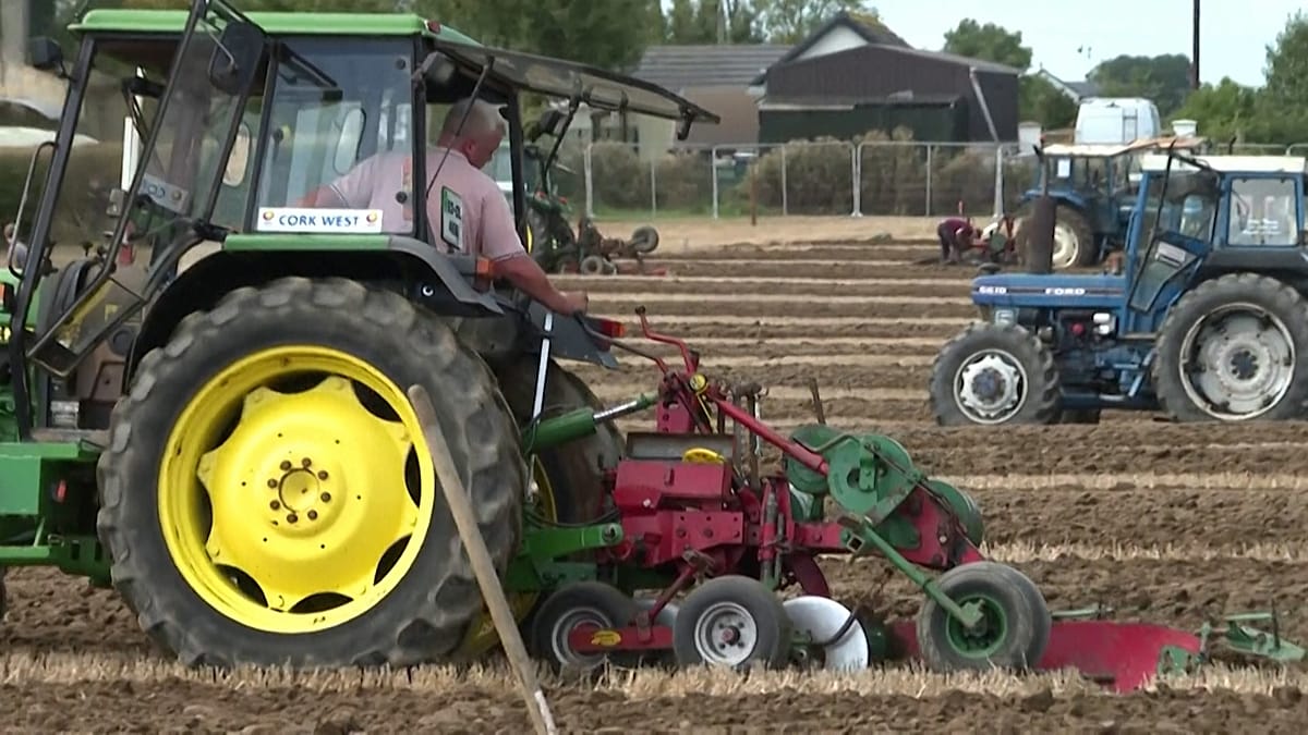 Feira agrícola na Irlanda exibe arados e tratores autônomos