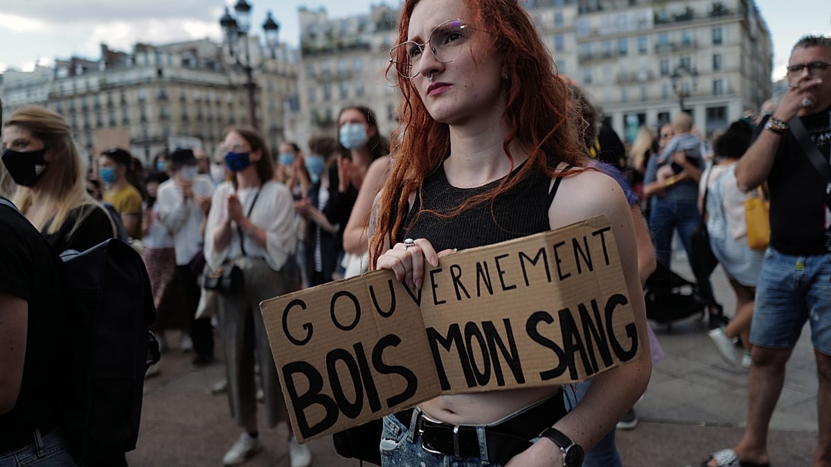 Protesto em Paris pede lei sobre violência sexual na França