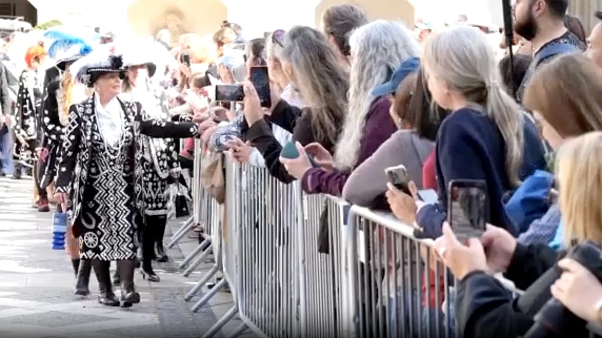 Pearly Kings e Queens celebram tradição cockney em Londres