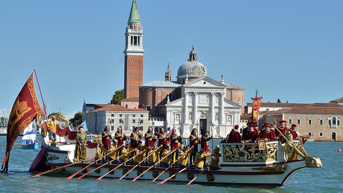 Regata Storica enche Grande Canal de barcos coloridos