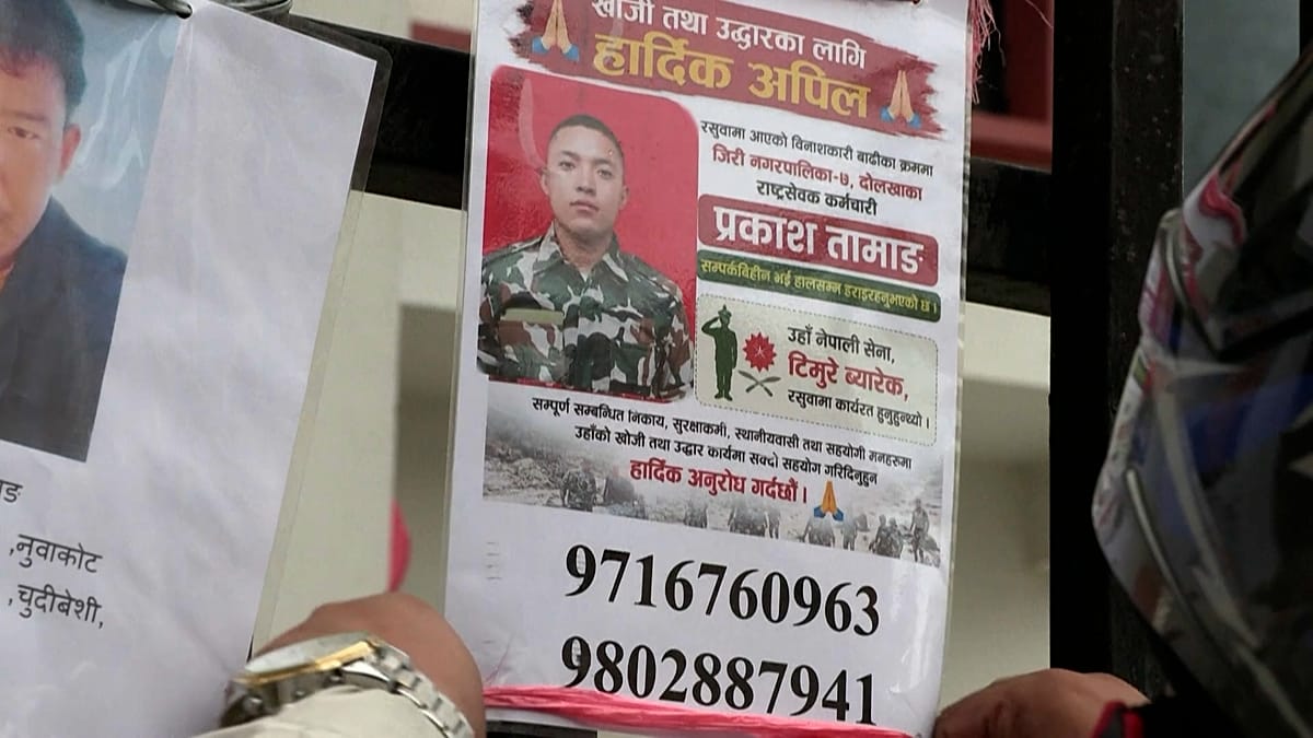 Desaparecidos em inundações no Nepal: fotos em parede de hospital