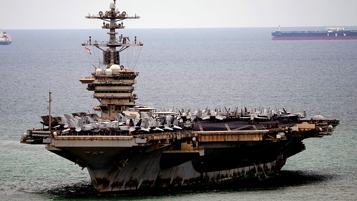 USS Abraham Lincoln chega à Tailândia após 286 dias