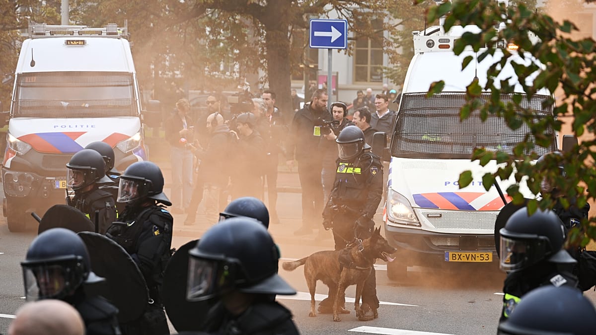 Polícia confronta extrema-direita em protesto anti-imigração em Haia