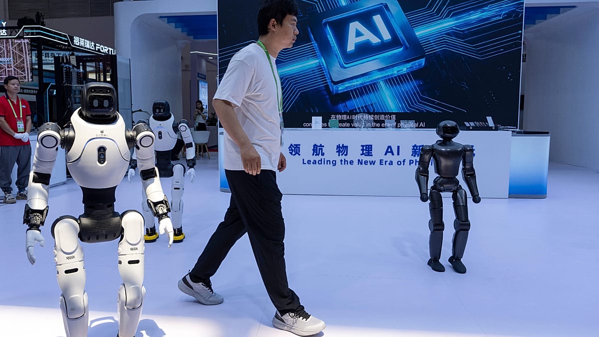 Robôs humanoides lutam em Xangai em evento inédito