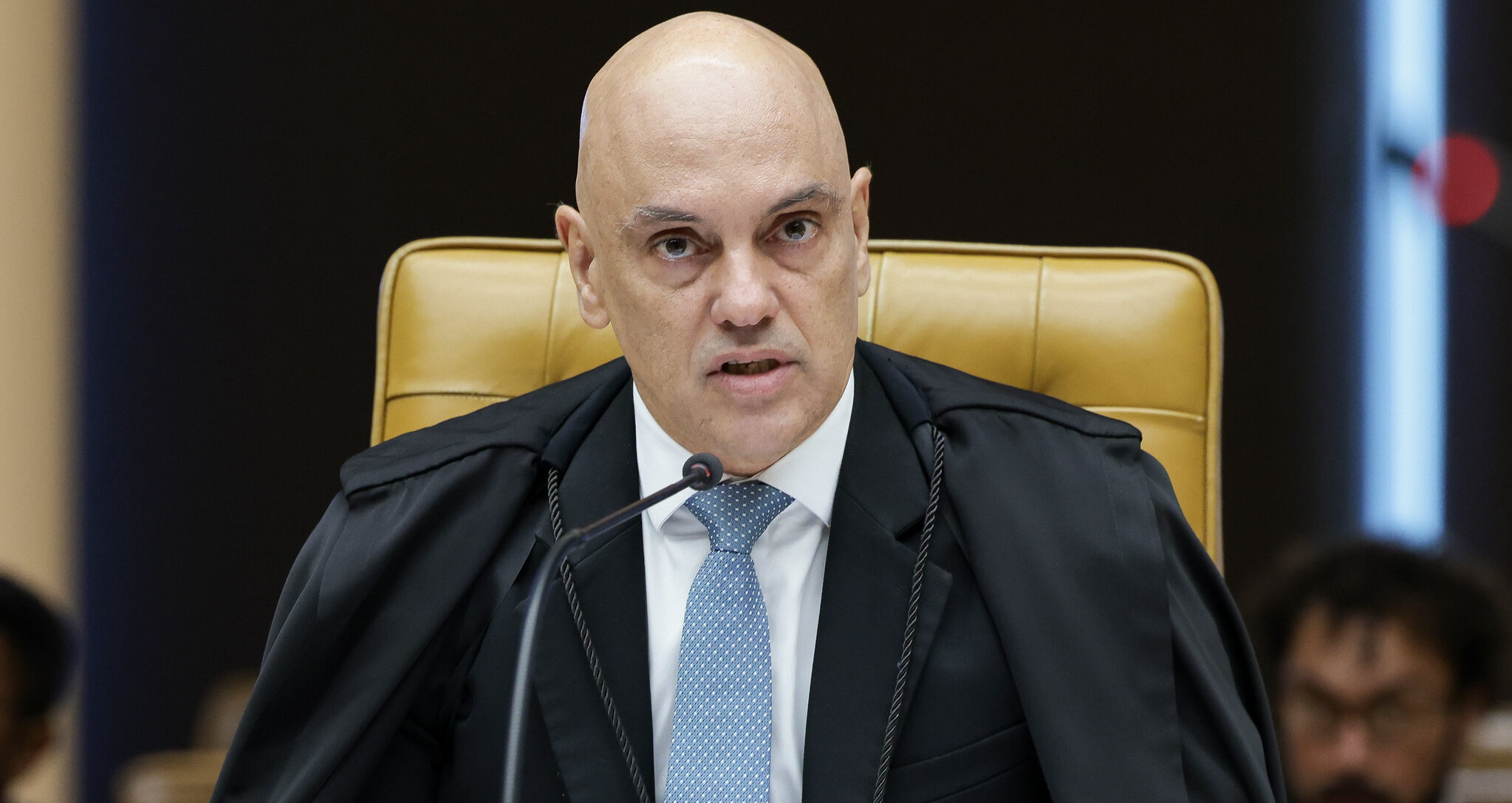 Moraes pede a Fachin apurar Mendonça em fake news
