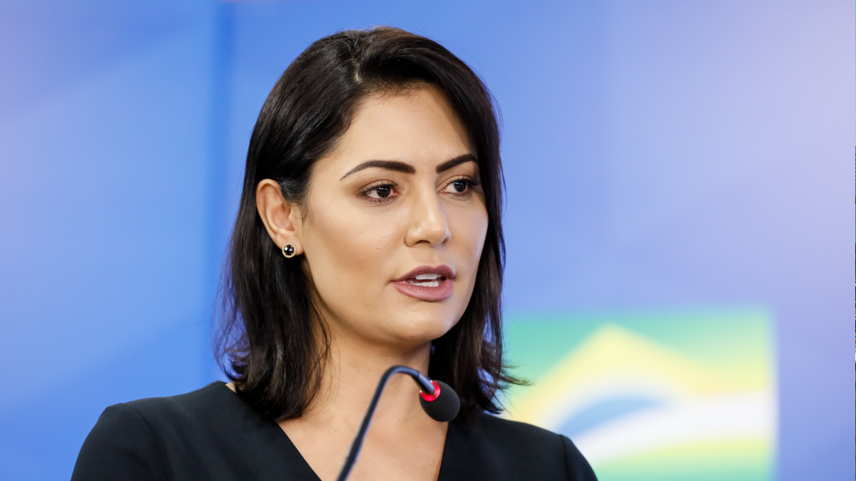 Michelle Bolsonaro defende André Mendonça em crise no STF