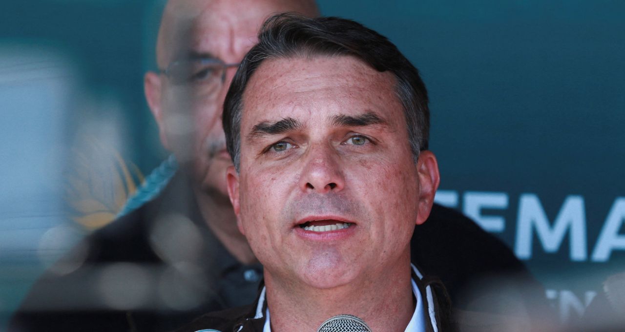 Flávio Bolsonaro vincula Lula a Moraes em ato na Paulista