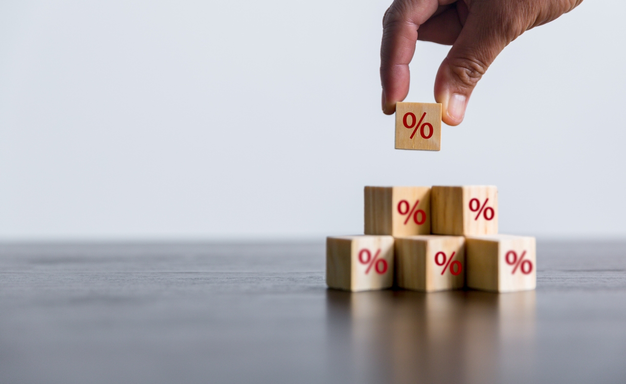 Juros futuros fecham abaixo de 14% com eleições e petróleo