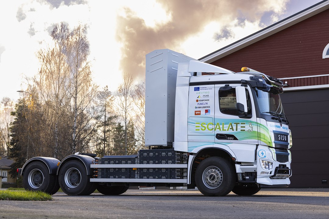Caminhão híbrido elétrico-hidrogênio inicia testes na Finlândia