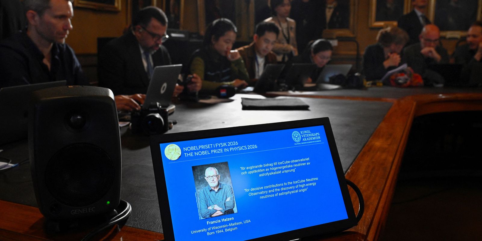 Belga que descobriu menor partícula do universo leva Nobel