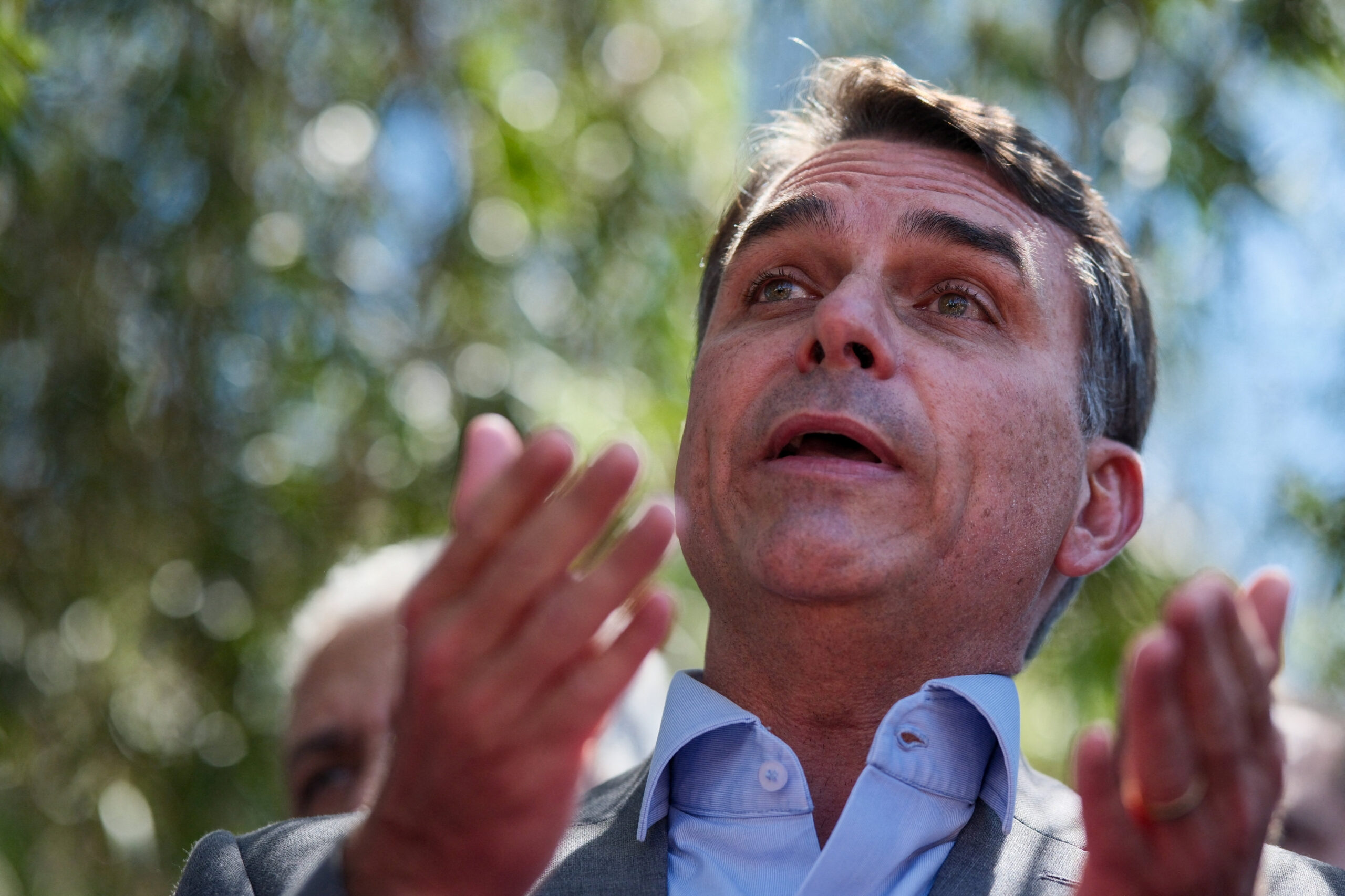 Flávio Bolsonaro vota a favor do fim da escala 6x1
