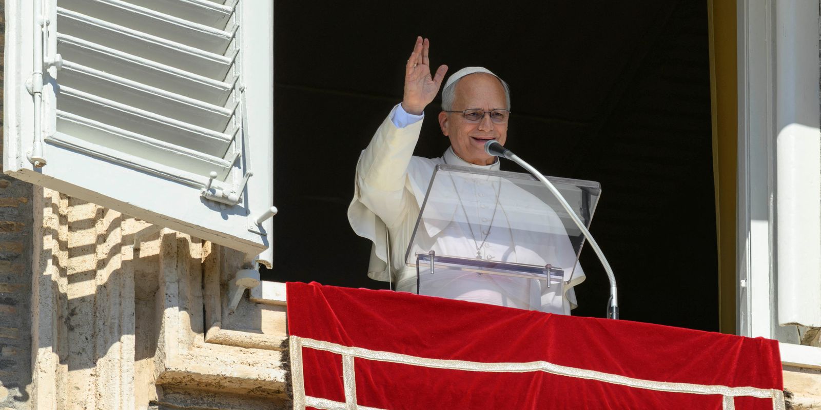 Papa Leão XIV é internado para cirurgia no pulmão