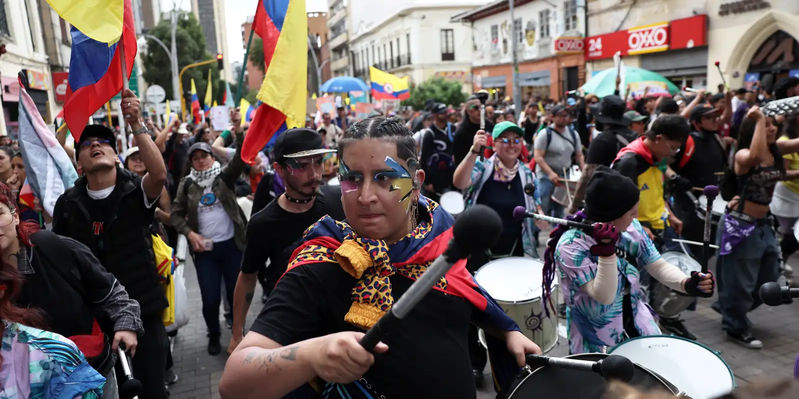 Colômbia tem protestos contra governo De la Espriella