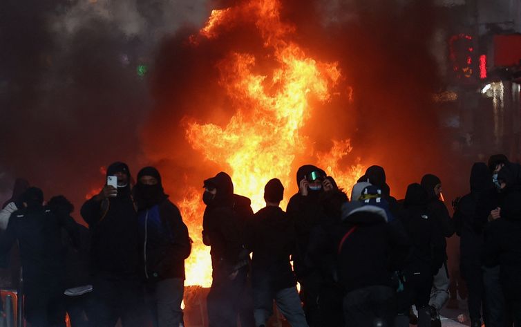Protestos na França: novos confrontos e custos crescentes