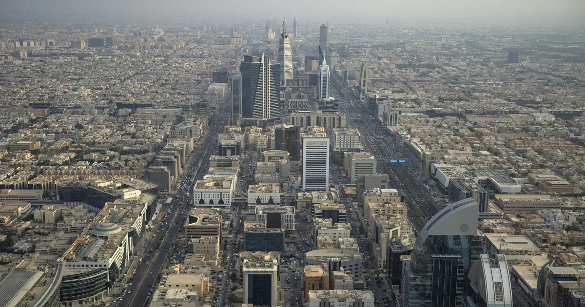 Ataques houthis a aeroporto saudita ampliam tensão
