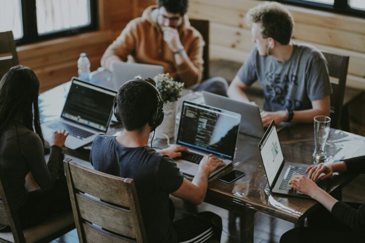 Bolsa Família vira estratégia de recrutamento para startups